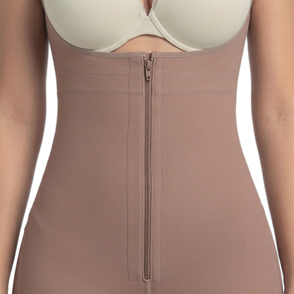Acercamiento de la cremallera frontal de la faja TUFIT
