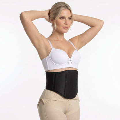 Mujer usando el fajón postquirúrgico de soporte lumbar TUFIT Ref. F01 en color negro sobre prenda beige